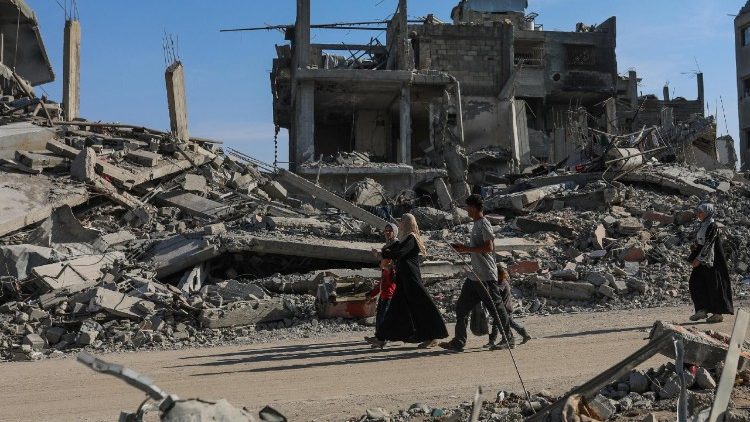 Palestinesi tra le macerie di Gaza