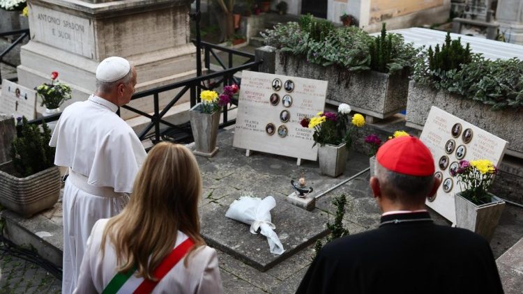 कब्रों के पास मौन प्रार्थना करते पोप लियो 14वें