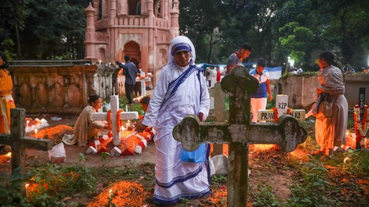 No Dia de Todos os Santos e no Dia de Finados, bengaleses honram entes queridos falecidos colocando flores em seus túmulos, cuidando da manutenção das sepulturas e acendendo velas. EPA/MONIRUL ALAM