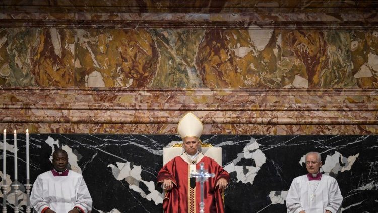 Le Pape présidant la célébration eucharistique