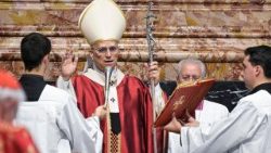 संत पापा फ्राँसिस और दिवंगत कार्डिनलों और धर्माध्यक्षों के लिए मिस्सा की अध्यक्षता करते हुए संत पापा लियो 14वें