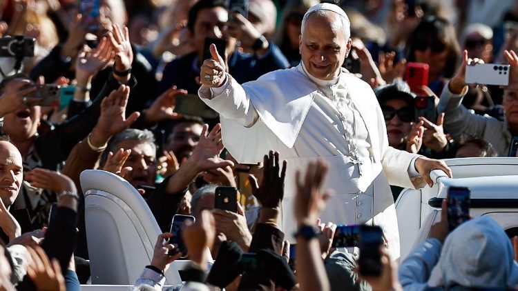 Il Papa a Piazza S. Pietro, giro in papamobile prima di udienza