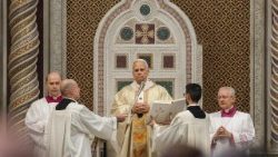 திருப்பலி நிறைவேற்றும் திருத்தந்தை 