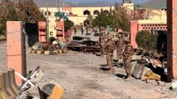 Militari pakistani sul luogo di un attentato vicino al confine afghano