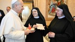 अगुस्तिनियानी मठवासी धर्मबहनों से मुलाकात करते हुए पोप लियो 14वें