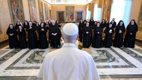 കാരുണ്യത്തിന്റെയും ദൈവവുമായുള്ള ഐക്യമേകുന്ന ആനന്ദത്തിന്റെയും സാക്ഷ്യം നൽകാൻ സമർപ്പിതരെ ആഹ്വാനം ചെയ്‌ത്‌ പാപ്പാ