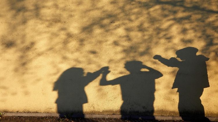 Per Save the children il 41,8% degli adolescenti in difficoltà ha chiesto aiuto all'IA