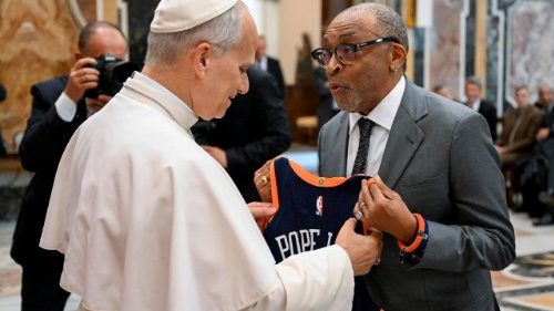 Il Papa: il cinema linguaggio di pace, non tema il confronto con le ferite del mondo