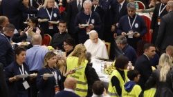 写真：バチカンで行われた貧しい人々との昼食会　2025年11月16日　バチカン・パウロ6世ホール