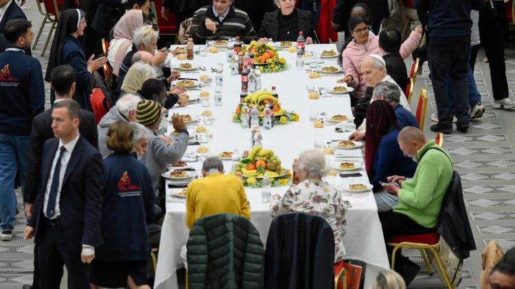 A szentmise után a pápa együt étkezett a szegényekkel  
