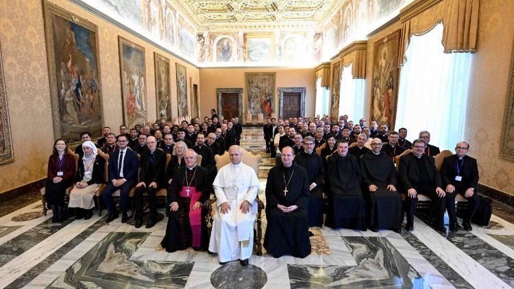 धर्मप्रांतीय धर्मविधि अधिकारियों के लिए एक प्रशिक्षण पाठ्यक्रम के प्रतिभागियों के साथ संत पापा लियो 14वें
