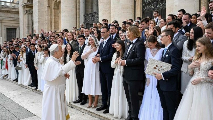 ലിയോ പതിനാലാമൻ പാപ്പാ നവ വധൂവരന്മാരെ ആശീർവദിക്കുന്നു
