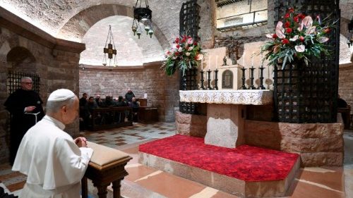 Leó pápa a békéért imádkozott Assisi Szent Ferenc sírjánál: a világ a remény jeleit keresi