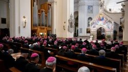 Leó pápa az olasz püspöki konferencia tagjaival Assisiben