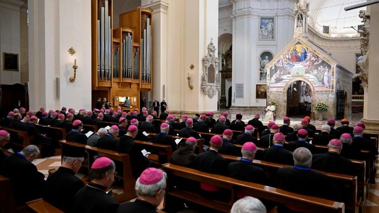 Leó pápa az olasz püspöki konferencia tagjaival Assisiben