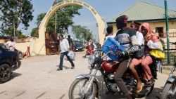 Il Governo federale della Nigeria ha chiuso precauzionalmente le scuole a seguito dei recenti attacchi dei miliziani: gli studenti tornano temporaneamente a casa. 