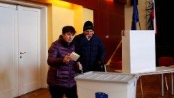 Elettori sloveni ai seggi per il referendum sul fine vita