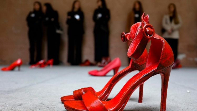 Oggi si celebra la Giornata Internazione per l'eliminazione della violenza contro le donne (Ansa)