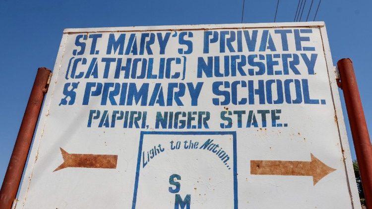 Bewaffnete drangen am Freitag in die katholische St. Marys School, eine Schule im Bundesstaat Niger ein, und entführten zahlreiche Menschen