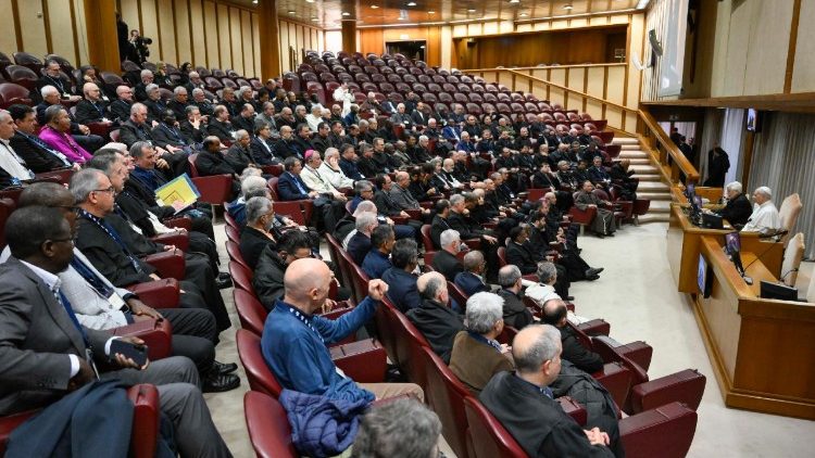 Papež Leon XIV. se je v sredo, 26. novembra 2025, popoldne, srečal v sinodalni dvorani v Vatikanu z udeleženci 104. generalne skupščine Zveze vrhovnih predstojnikov (ZVP). 