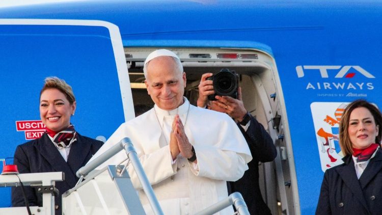 Papa Leone all'entrata dell'aereo diretto in Turchia 
