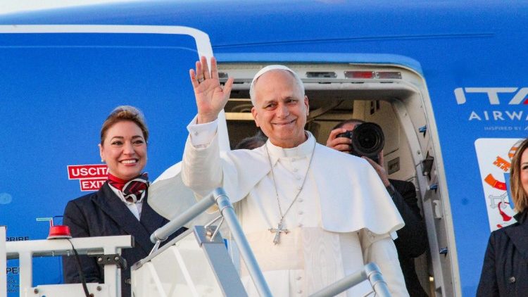 البابا لاوُن الرابع عشر يغادر روما ليبدأ زيارته الرسولية الأولى ٢٧ تشرين الثاني نوفمبر ٢٠٢٥