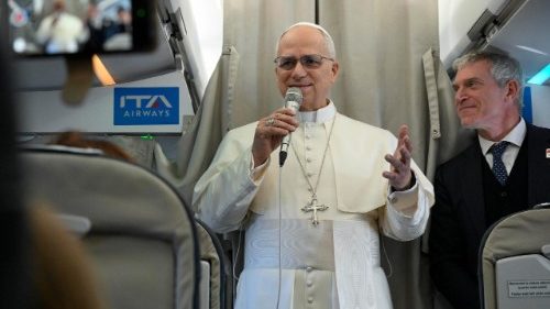 Le Pape dans l'avion vers la Turquie: &laquo;Ce voyage est un message d’unit&eacute;&raquo;