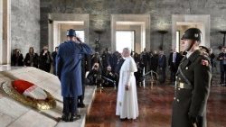 SCATTIDELGIORNO - Il Papa al mausoleo dedicato ad Ataturk
