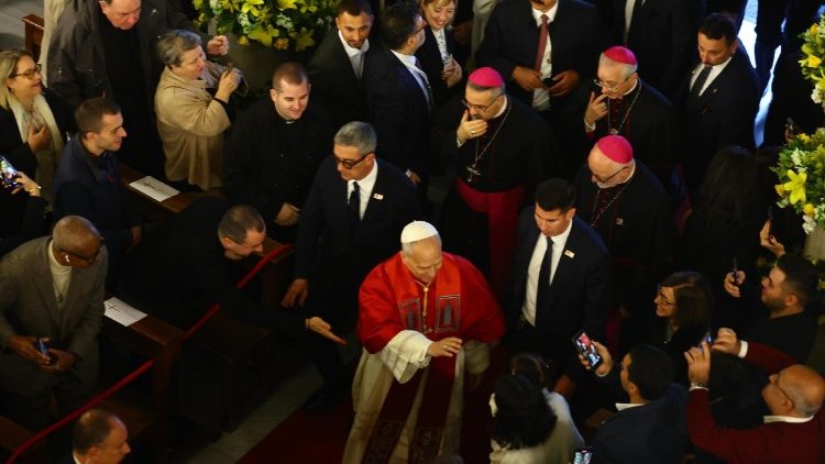 A Szentatya megérkezik a székesegyházba