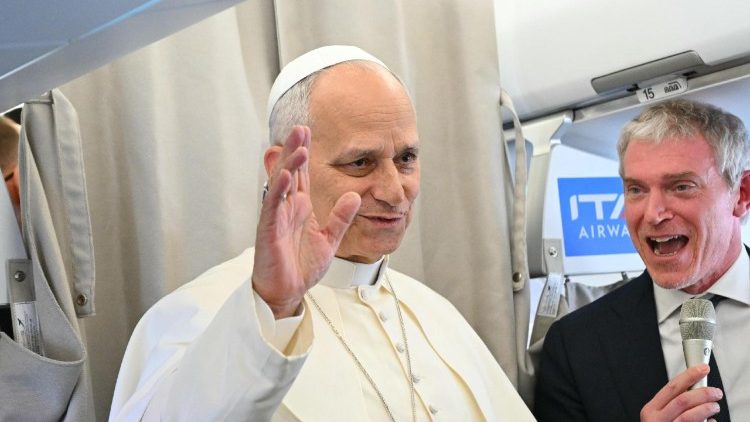 Matteo Bruni, Giám đốc Phòng Báo chí Tòa Thánh, bên cạnh Đức Thánh Cha Lêô XIV trong một cuộc phỏng vấn trên máy bay