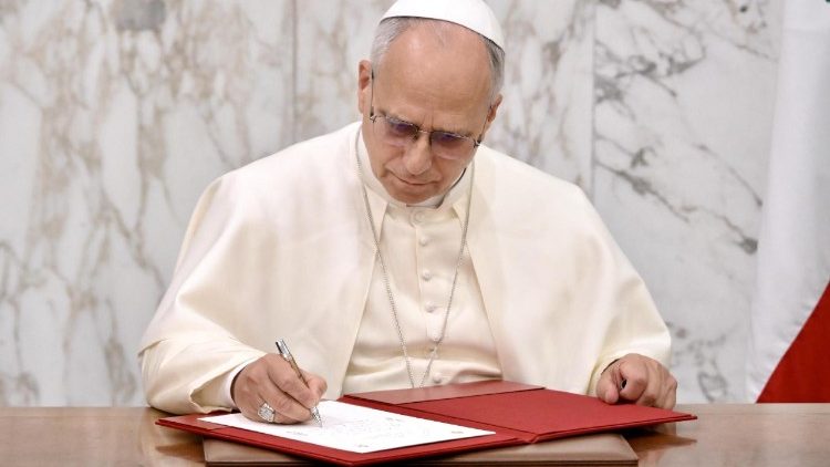 വിശിഷ്ടാതിഥികൾ ഒപ്പുവയ്ക്കുന്ന ഡയറിയിൽ പാപ്പാ എഴുതുന്നു