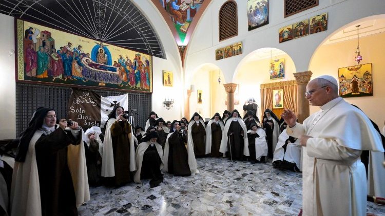 हरिसा में थियोटोकोस की कार्मेलाइट धर्मबहनों के साथ संत पापा लियो14वें