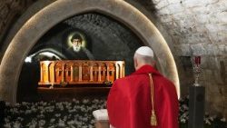 Il Papa alla tomba di San Charbel, il Padre Pio del Libano