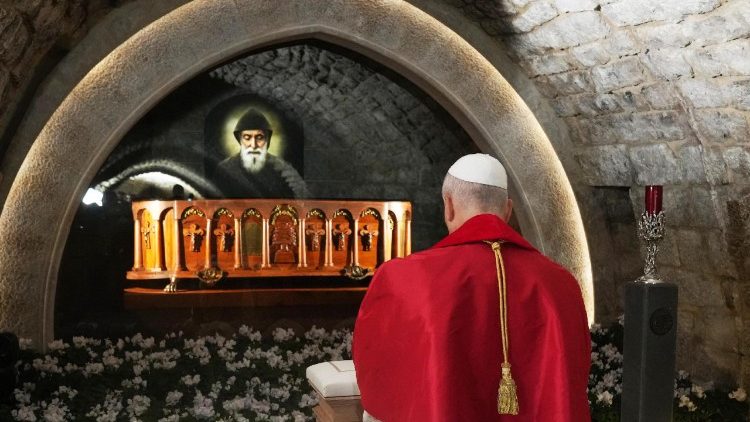 Il Papa alla tomba di San Charbel, il Padre Pio del Libano