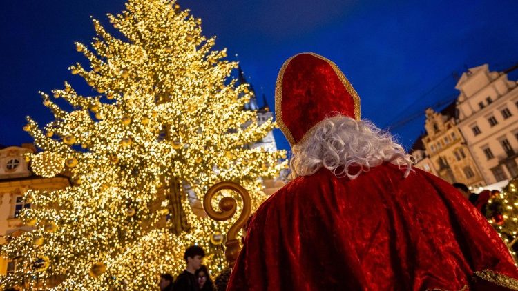 Der heilige Nikolaus auf einem Weihnachtsmarkt