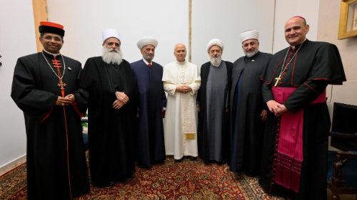 Papst Leo mit den Religionsvertretern am Montagabend, 1. Dezember 2025, in Beirut, Nuntiatur
