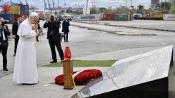 Il Papa prega al porto di Beirut, nel 2020 l'esplosione