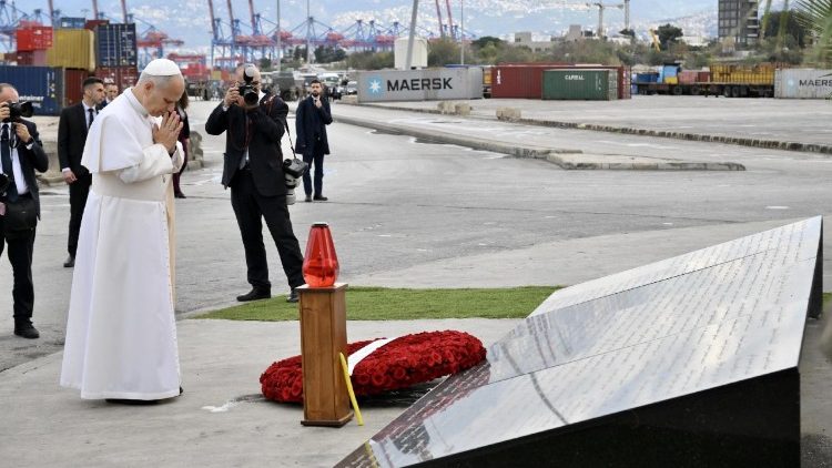 Il Papa prega al porto di Beirut, nel 2020 l'esplosione