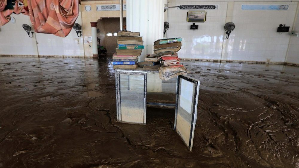 Vista de uma mesquita coberta de lama e água em uma vila afetada por enchentes na área de Meureudu, Pidie Jaya, Aceh, Indonésia, 2 de dezembro de 2025. De acordo com a Agência Nacional de Gestão de Desastres, as enchentes e deslizamentos de terra provocados pelo ciclone tropical Senyar mataram mais de 600 pessoas nas províncias de Aceh, Sumatra do Norte e Sumatra Ocidental. EPA/HOTLI SIMANJUNTAK