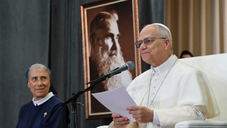 अस्पताल के हॉल में संत पापा लियो 14वें संदेश देते हुए