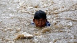 Uma criança nada em uma poça d'água em uma vila afetada pelas enchentes na área de Meureudu, Pidie Jaya, Aceh, Indonésia, em 2 de dezembro de 2025. De acordo com a Agência Nacional de Gestão de Desastres, as enchentes e deslizamentos de terra provocados pelo ciclone tropical Senyar mataram mais de 600 pessoas nas províncias de Aceh, Sumatra do Norte e Sumatra Ocidental. EPA/HOTLI SIMANJUNTAK