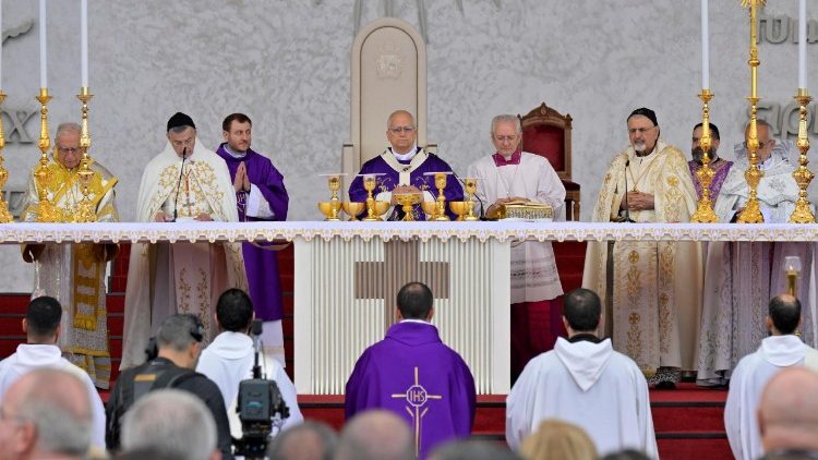 लेबनान में ख्रीस्तयाग अर्पित करते संत पापा लियो 14वें