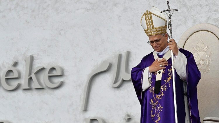 പാപ്പാ വിശുദ്ധ ബലിയർപ്പിക്കുന്നു 