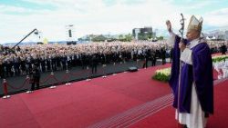 Il Papa, basta attacchi in Libano, lotta armata non aiuta