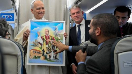 लेबनान से रोम लौटते समय विमान में, संत पापा लियो 14वें 