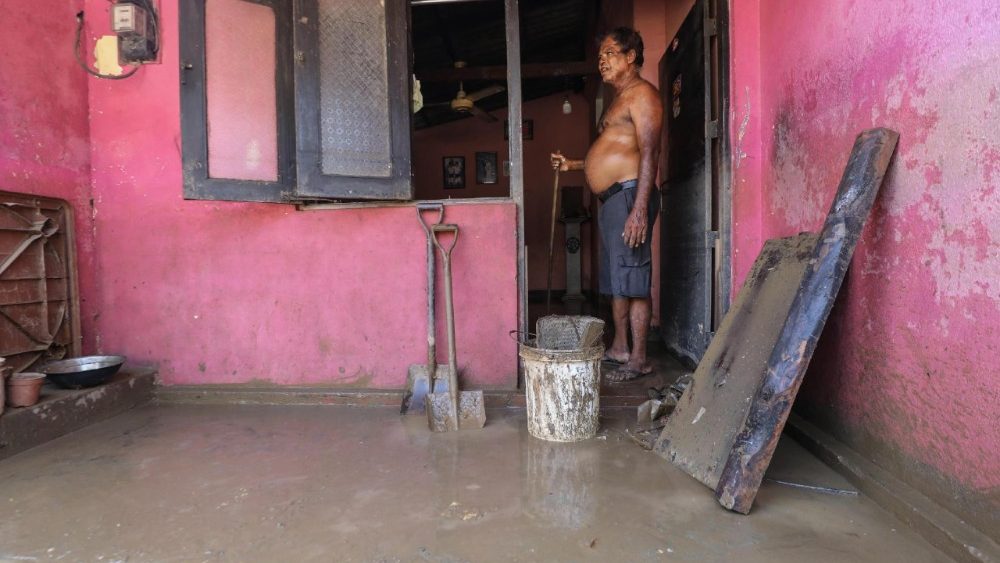 Um homem do Sri Lanka, afetado pelas inundações, limpa sua casa em uma vila atingida pelas cheias nos arredores de Colombo, Sri Lanka, em 3 de dezembro de 2025. De acordo com o Centro de Gestão de Desastres do Sri Lanka, mais de 470 pessoas morreram e 376 estão desaparecidas em todo o país devido às inundações causadas pelas fortes chuvas. EPA/CHAMILA KARUNARATHNE