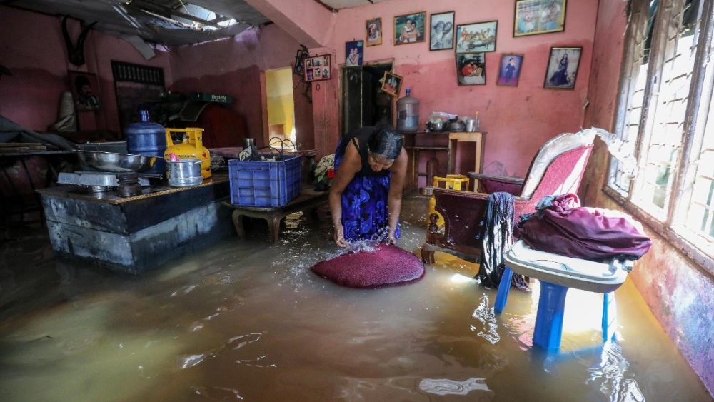 Uma mulher afetada pelas inundações no Sri Lanka permanece em sua casa em uma vila atingida pelas cheias, nos arredores de Colombo, em 3 de dezembro de 2025. De acordo com o Centro de Gestão de Desastres do Sri Lanka, mais de 470 pessoas morreram e 376 estão desaparecidas em todo o país devido às inundações causadas pelas fortes chuvas. EPA/CHAMILA KARUNARATHNE