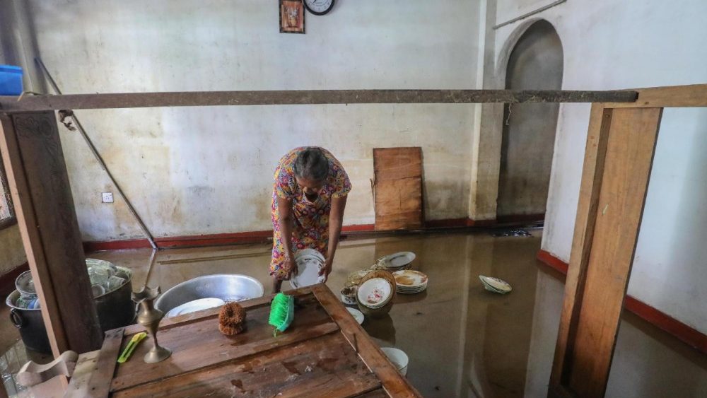 Uma mulher do Sri Lanka, afetada pelas inundações, limpa sua casa em uma vila atingida pelas cheias nos arredores de Colombo, Sri Lanka, em 3 de dezembro de 2025. De acordo com o Centro de Gestão de Desastres do Sri Lanka, mais de 470 pessoas morreram e 376 estão desaparecidas em todo o país devido às inundações causadas pelas fortes chuvas. EPA/CHAMILA KARUNARATHNE