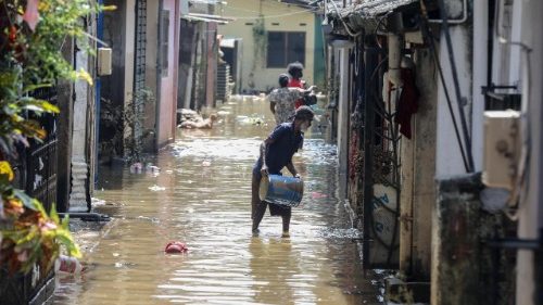 Moradores afetados pelas enchentes no Sri Lanka limpam suas casas cobertas de lama e água em uma vila atingida pelas cheias nos arredores de Colombo, Sri Lanka.