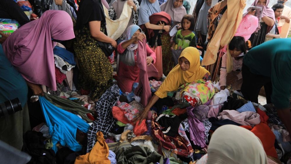Moradores selecionam roupas usadas doadas em uma vila afetada por enchentes na área de Meureudu, Pidie Jaya, Aceh, Indonésia, em 3 de dezembro de 2025. De acordo com a Agência Nacional de Gestão de Desastres, as enchentes e deslizamentos de terra provocados pelo ciclone tropical Senyar mataram mais de 750 pessoas nas províncias de Aceh, Sumatra do Norte e Sumatra Ocidental. EPA/HOTLI SIMANJUNTAK